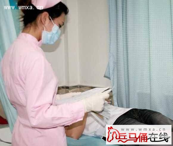 护士脱内衣给男人吃奶_男人多大了还吃奶图案(3)
