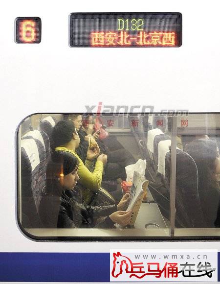 虽然没有卧铺,但舒适的座位仍令旅客感到十分惬意。 记者 王健 摄