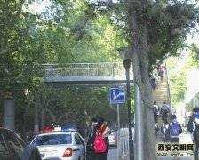 警车公车频繁在校门口前停留 是公务还是私用？