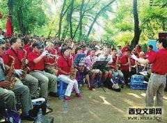 上百位老年人自发组成合唱团 吹拉弹唱传递正能量乐活