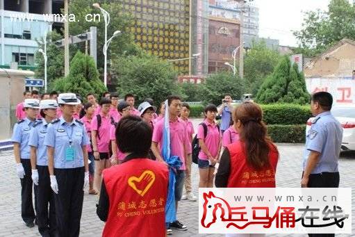 西安工业大学志愿者与蒲城县交警一起开展文明交通劝导活动