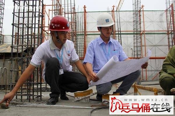 中建七局四公司党团员戴党(团)徽上岗_兵马俑