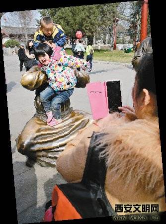 西安开展不文明旅游行为随手拍活动 举止不文