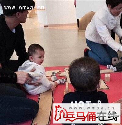 杨幂脚很臭是真的吗 杨幂女儿小糯米萌照