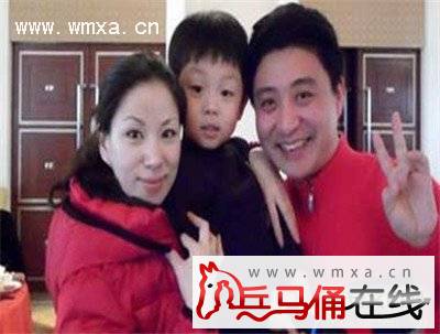 周炜个人资料简介 周炜老婆高明婷背景照片