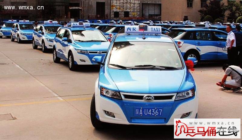 车身蓝白相间起步价9元 西安300辆纯电动出租