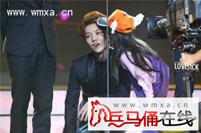 鹿晗疑3月领证当爸爸 与孩子搞怪私密合照曝光