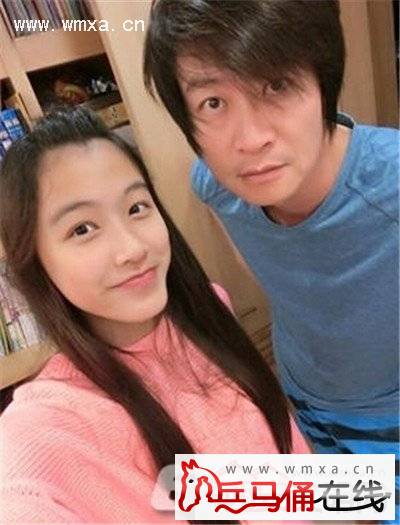 游鸿明老婆黄玉秀及两个女儿照片