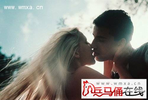 接吻时男生的小动作及女生的生理反应 接吻方