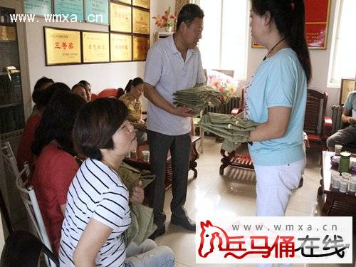 秦陵街办秦陵社区举行微心愿爱心捐赠仪式_