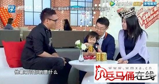 孙伯纶的妻子表示,他最吸引自己的就是唱歌很好听 2015年7月24日,歌手孙伯纶带着妻女一同来到了《中国好声音》的录制现场,孙伯纶的《如果你也听说》赢得了那英导师,周杰伦导师的转身,最后他选择加入了那英老师的队伍。 节目播出之后,关于歌手孙伯纶老婆的背景资料照片,都引发了网友们的热搜。 本文原载于兵马俑在线(www.