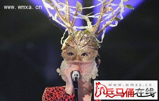 蒙面歌王野草是谁已确定 谭维维晋级第二轮唱