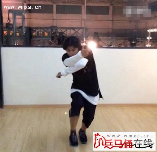 欧弟跳舞 脚步凌厉动作搞笑_西安文明网