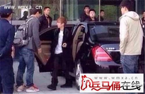 郭敬明真实身高对比图曝光 谎报1.55米实际1.4