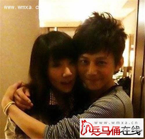 何炅隐婚性取向传闻内幕揭秘 老婆王菁甘做其