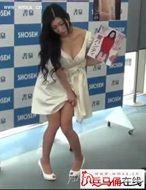 女明星被当众解内衣_女明星当众解内衣图片