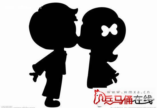 男生接吻时手会做什么 是一通乱摸还是抱紧你