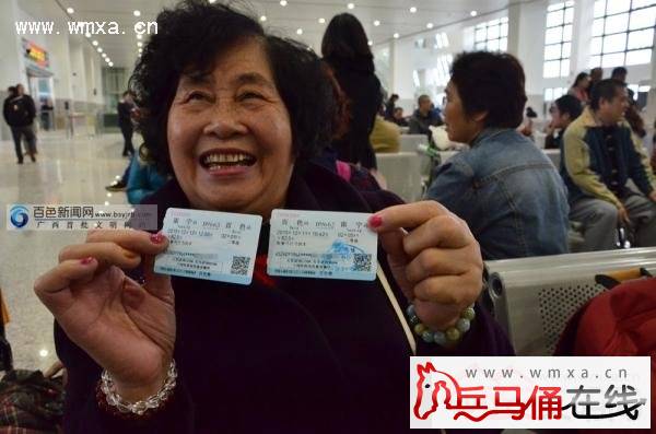 南宁百色动车开通运营 市民幸福洋溢的晒车票