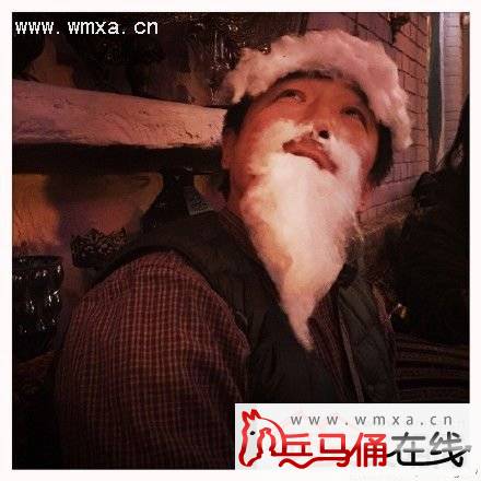 搞怪无比!圣诞节黄渤变棉花糖老人 45度角仰望