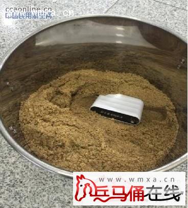 旅客拆三无充电宝机场自燃现场硝烟弥漫尴尬万