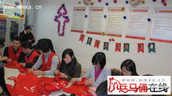 西安市物资总公司为地铁志愿者红马甲缝制纽扣