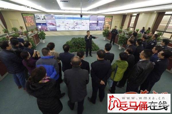 陕西十余名群众走进西安公安110指挥大厅 零距