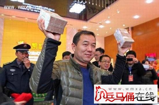 洛阳一开发商现金发工资 网友称按时发工资的