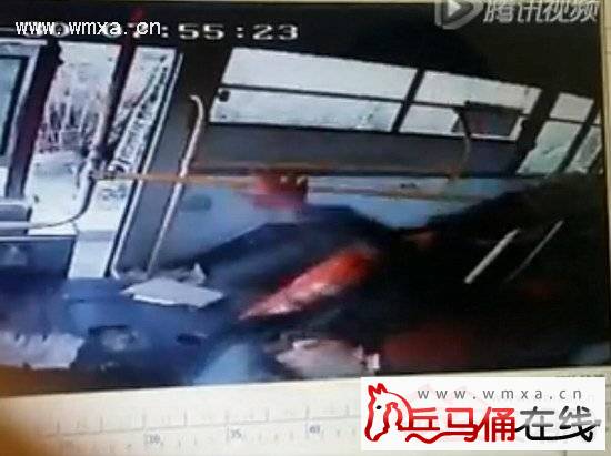  被打公交司机离世 _公交司机被乘客摸_女公交