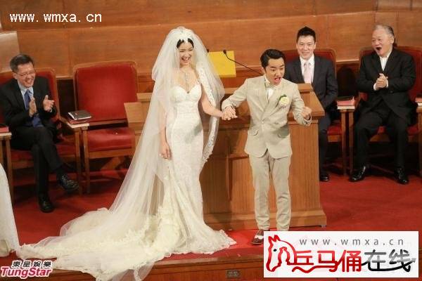  王祖蓝妻子晒合影 纪念结婚一周年 两人婚礼现