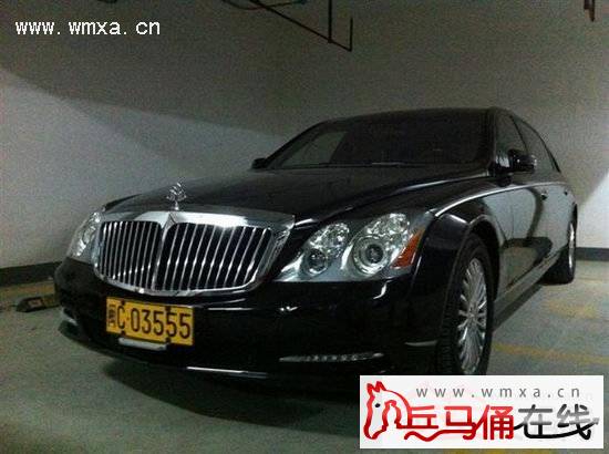 迈巴赫与的士相撞 车内乘客被吓得不轻