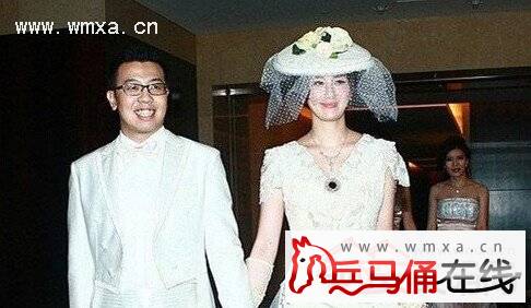 萨顶顶话筒拿反假唱被吐槽 萨顶顶老公李柏林