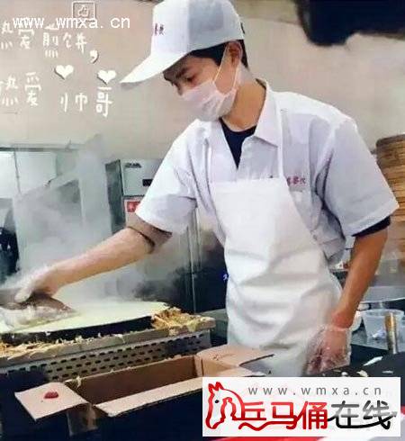  高校食堂小哥走红 网络 记者目测没到帅哭程度