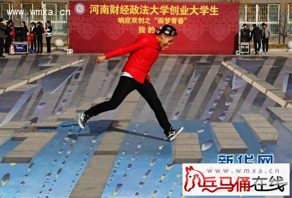 长沙一景区停车场巨型3D画 网友称画停车场影