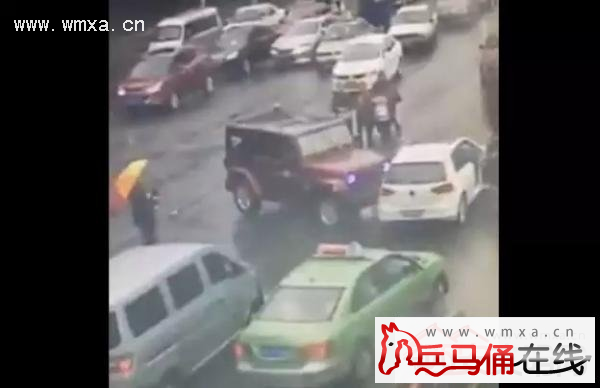 成都街头牧马人怒撞高尔夫 涉事司机已被公安