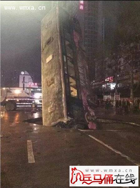  贵阳地面突现大坑 图片  贵阳地面突现大坑 图片