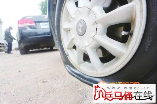 曝武汉 60多辆车被放气  禁止停车公告没有落款