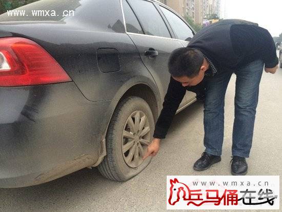 曝武汉 60多辆车被放气  禁止停车公告没有落款