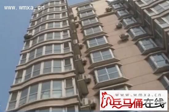 济南一 男童高楼爬窗坠亡  未穿衣服居民误以为