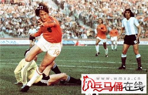 荷兰足球名将克鲁伊夫因病去世 克鲁伊夫转身