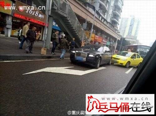  出租撞上劳斯莱斯 被判全责 的哥十分沮丧不肯