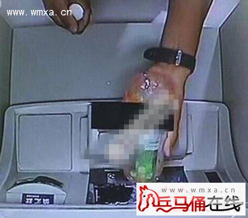 奇葩 男子 向 ATM灌可 乐致机器损坏 事后跑路遭