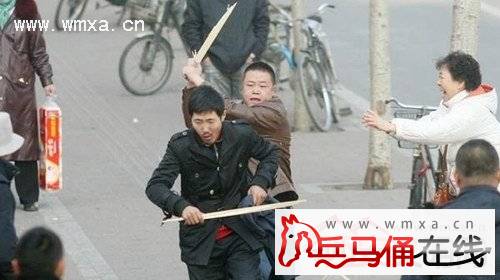  私会女网友被殴打 衣服遭扒光 频与人妻暧昧聊