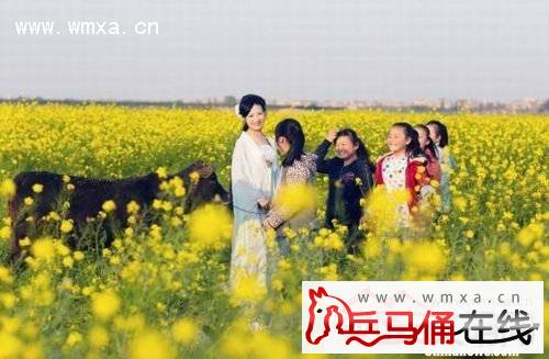 新余 女村官拍古装写真  但愿增加知名度为内地