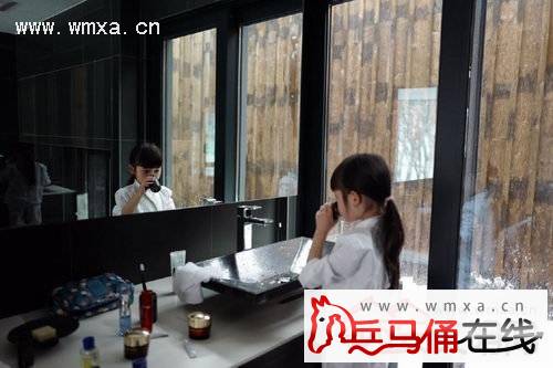 韩寒晒爱女萌照网友点赞 人生赢家韩寒经典语